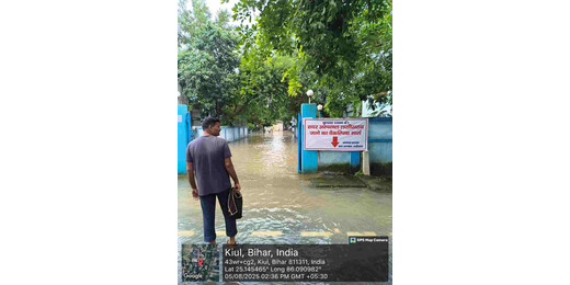 सदर अस्पताल में जलजमाव से मुख्य द्वार प्रभावित, वैकल्पिक मार्ग की व्यवस्था